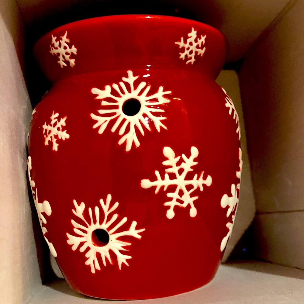 NIB (RETIRED) Scentsy Snowflake Red Plug-In Warmer